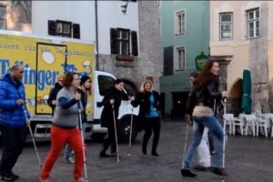 Flashmob in der Altstadt. Blinde tanzen mit dem Blindenstock. Video siehe unten.
