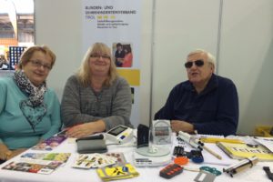 Der Informationsstand des BSVT mit drei Betreuern. Ganz rechts Obmann Klaus Guggenberger.