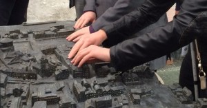 Goldbronze-Relief der Kufsteiner Innenstadt und des Festungsbergs