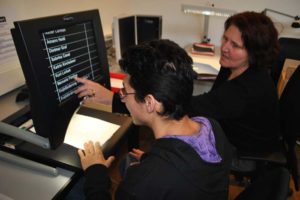 Selim erhält eine Computerschulung.