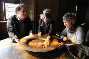 Blinde und sehbehinderte Mensche, sowie sehende Personen erhalten bei der neuen Führung 