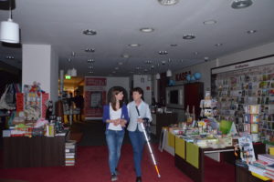 Eine freiwillige Helferin führt eine SChülerin unter der Dunkelbrille zur Lesung im Dunkeln