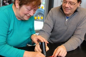 Das Farberkennungsgerät erleichtert den Alltag blinder und sehbehinderter Menschen. 