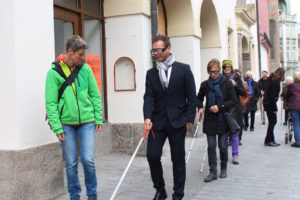 Sehbehindert eine Kreuzung bewältigen: „Das ist richtig schwierig“, so das Echo der Teilnehmerinnen und Teilnehmer. Reha-Lehrerin Heidi Amann führt an die Kreuzung heran.