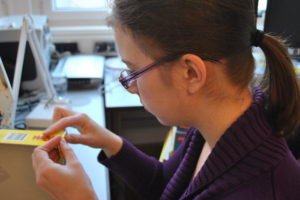 Praktikantin Anna-Maria bei einer praktischen Übung