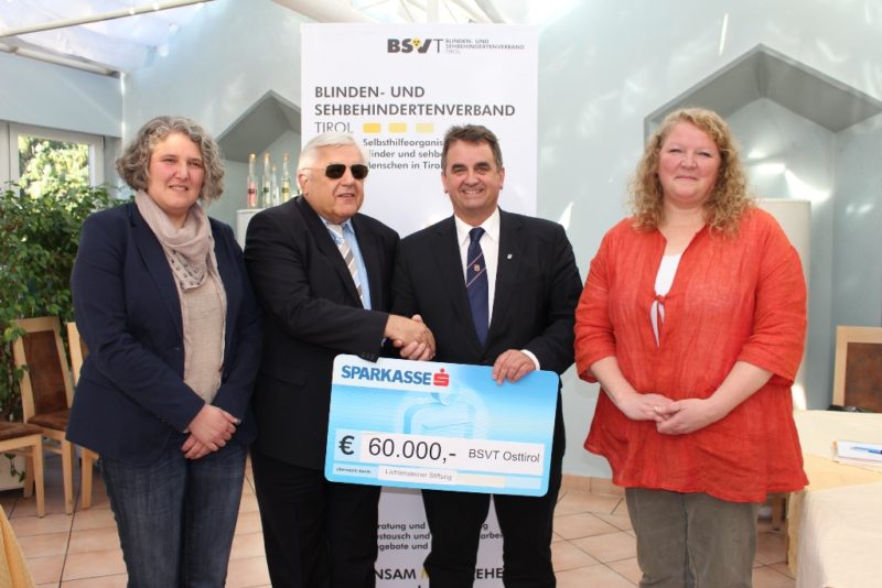 Vizebürgermeister Meinhard Pargger übergab im Namen der Lichtensteiner Stiftung dem BSVT einen Scheck in Höhe von 75.000 Schweizer Franken (rund 60.000 Euro)