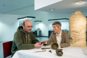 Sehbehinderte Personen können Jahrtausende alte Gegenstände erfühlen. Credit: Wolfgang Lackner