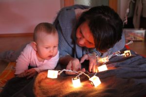 Vivienne mit Frühförderin mit Lichterkette. 