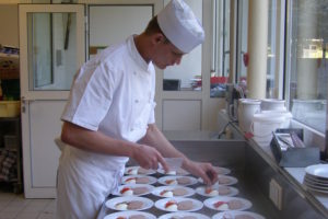 Für den Arbeitsalltag fit machen. Im Bild Daniel Gassler, Koch, beim Herrichten von Speisen.