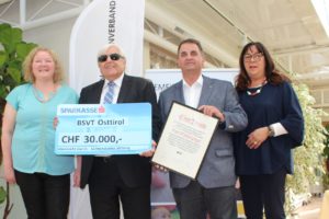 Agnes Wibmer (Frühförderin), BSVT-Obmann Klaus Guggenberger, Förderer Meinhard Pargger mit BSVT-Ehrenurkunde, Kornelia Meier (Beratung, Hilfsmittelversorgung) freuen sich über 30.000 CHF für die Bezirksstelle Osttirol.