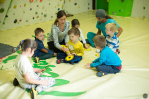 Frühförderin mit Kindern im Naturfreunde-Boulderraum.