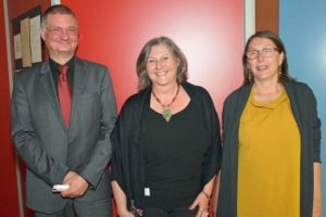 Sven Degenhard (Universität Hamburg) und Landesrätin Christine Baur gratulieren Direktorin Karin Pammer (Mitte).