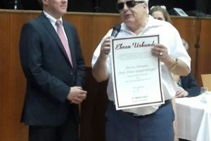 BSVÖ-Präsident überreicht Klaus Guggenberger die Ehrenurkunde