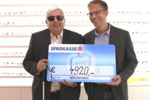 Ulrich Miller (Innenstadtverein) überreicht Klaus Guggenberger den Scheck.