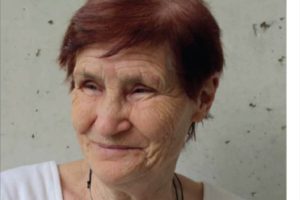 Portrait einer blinden älteren Dame.