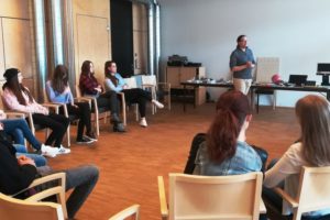 Gruppe von Schülerinnen und Schülern bei der Sensibilisierung im BSZ Tirol