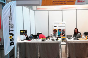 Pinar Camalan und Beate Krames am Stand des BSVT