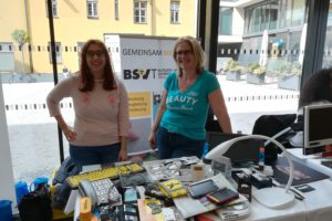 Obm. Stv.in Sabine Karrer  und Pinar Camalan präsentieren Hilfsmittel des BSVT