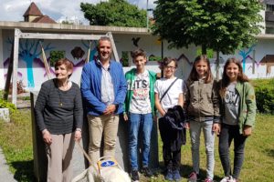 Gruppe Jugendlicher mit Beate Krames und Sissy