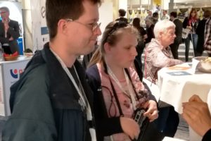 interessanter Stand bei der Sight City mit Frau Wimmer und Herrn Kaufmann