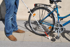 Blindenstock und Fahrrad