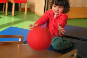 Mädchen spielt mit Ball