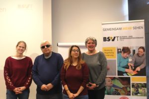 Im Bild von links Birgit Brugger (Päd. Frühförderung, Spezialausbildung ‚SEHEN‘), Klaus Guggenberger, Pinar Camalan (Technische Trainerin), Carmen Natter (Low Vision Trainerin).
