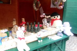 Echte Handarbeit von blinden und sehbehinderten Menschen in Tirol, Gestricktes, Dekoratives, Nützliches, handgemachte Weihnachtskarten und Geschenkanhänger.