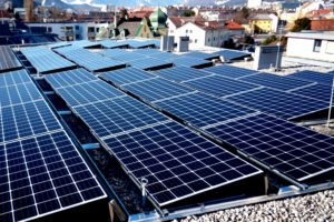 Bild der Photovoltaik-Anlage vom Dach, Blickrichtung Oberland.