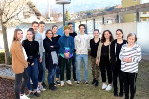 Schüler*Innen der Klasse 7H, des Meinhardinum Stams, V. Esterbauer und Beate Krames (Vorstandsmitglied)