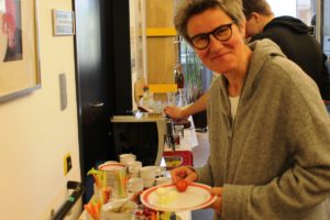 Frau Mag.a Heidemarie Amann beim für sie arrangierten Buffet.

