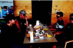 Schüler*Innen beim Frühstück im Dunkeln