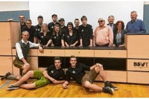 Fachlehrer Klaus Hechenblaickner (kniend), Obmann Klaus Guggenberger
(Blindenverband, BSVT), Dir. Christian Margreiter, Fachlehrerin Petra
Grauss-Bachler und GF Markus Zettinig (BSVT; von links) gratulierten den
Schülern zur Abschlussarbeit – samt spektakulärer Präsentation. Foto: Margreiter
