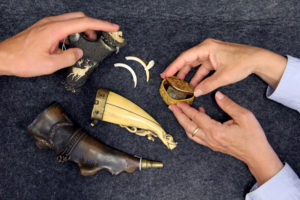 Kunstgewerbliche Objekte und Hände