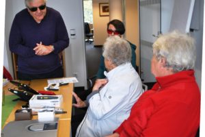 Obmann Klaus Guggenberger mit Besucherinnen des Sprechtages in Reutte