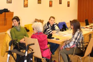 Nicole Wimmer (BSVT Vorstandsmitglied) im Gespräch mit Besuchern.