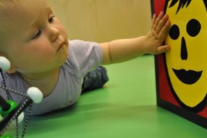 Baby berührt Spielzeug
© BSVT Fruehfoerderung
