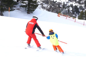 Serafin beim Skifahren mit seinem Betreuer