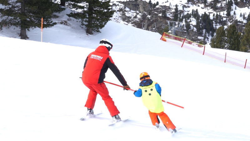 Serafin beim Skifahren mit seinem Betreuer