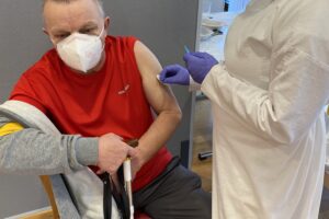 Egon Posch (BSVT-Mitglied) erhält die erste Impfung.