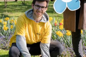  Fotocredit : 2quadr.at
BU: Zivildiener Florian, Gabriele Jandrasits (ÖA) pflanzen ein Vergissmeinnicht im Hofgarten Innsbruck.
