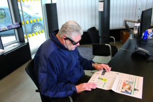 Betroffener Mann mit Orcam