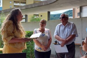 Maria Gandler mit Aufzeichnungen der letzten Jahrzehnte