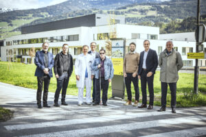 v.l.: Christian Margreiter (Bürgermeister der Stadt Hall), David Köhle (E&E), Michael Rieger (Ärztlicher Direktor LKH Hall), Eduard Widmoser (Projektleitung Bau und Technik, tirol kliniken), Michael Berger (Verkehrsreferent Blinden- und Sehbehindertenverband Tirol), Emanuel Schmuck (Projektleitung Bauliches Infrastrukturmanagement, tirol kliniken), Wolfgang Markl (Kaufmännischer Direktor LKH Hall), Peter Angerer (Leitung Stadtbauamt Hall). Bildnachweis: Gerhard Berger