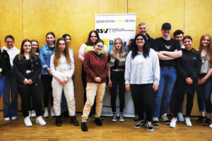 Gemeinschaftsfoto von Schülerinnen und Schüler mit Lehrer der Klasse 2B