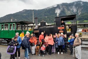 Gruppenfoto mit Achenseebahn