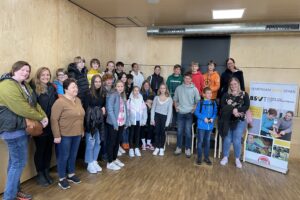 Gruppenbild der SchülerInnen und LehrerInnen aus der Mittelschule St. Johann