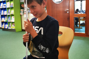 Jakob mit seinem Blindenstock 