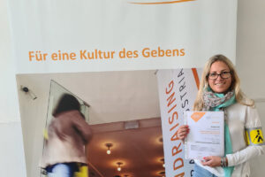 Barbara Resl mit Zertifikat der bestanden Diplomprüfung in Wien