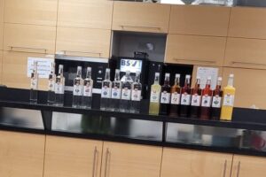 verschiedene Schnäpse, Liköre und Brände